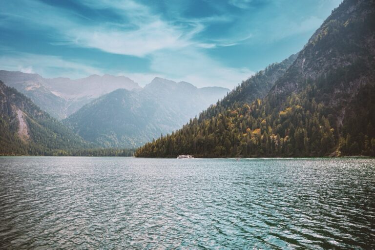 7 Best Maps for Discovering Hidden Lake Coves Locals Keep Secret