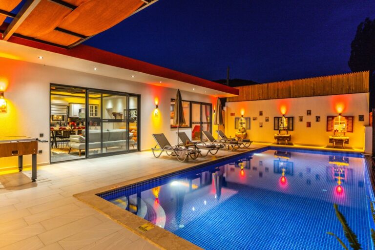 10 Best Poolside Lighting Options for Ambiance That Create a Magical Escape