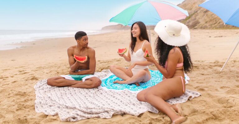 7 Ideas to Enhance Beach Picnics with Umbrellas That Transform Sand into Luxury