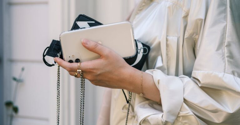 6 Innovative Ways to Carry Phones While Swimming Pro Athletes Swear By