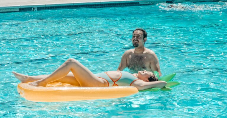 7 Best Practices for Reapplying Sunscreen While Swimming That Save Your Skin