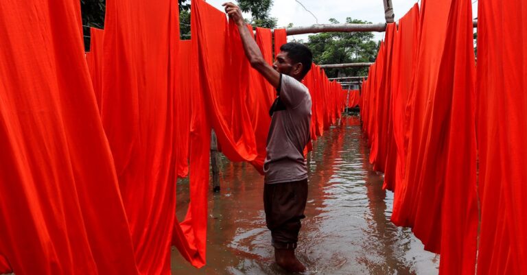 6 Effective Methods for Drying Wet Swimsuits That Prevent Damage & Mildew