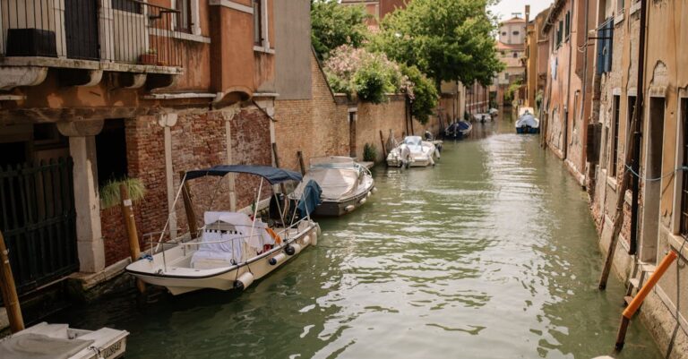 7 Key Differences: Floating Docks vs Fixed Docks For Any Water Conditions