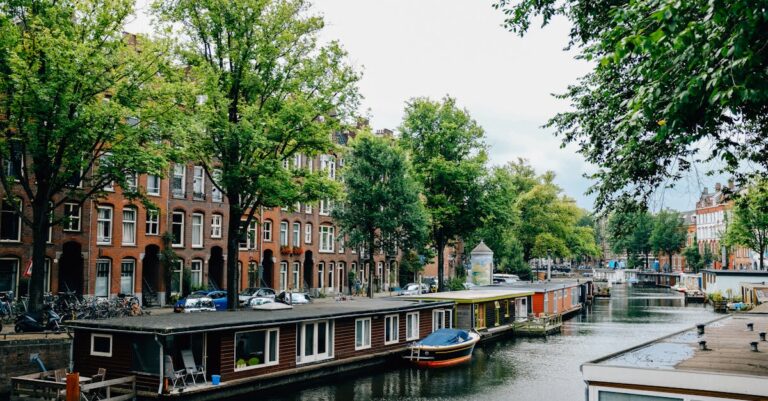 7 Tips for Finding Reliable Boat Rental Services at Lakes Locals Trust