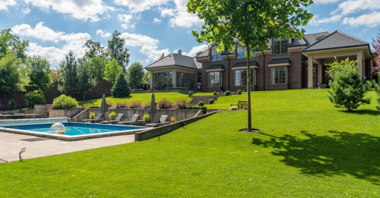 7 Tips for Enhancing Poolside Privacy That Create a Personal Oasis