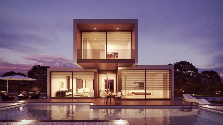 7 Best Tips for Selecting Poolside Furnishings That Maximize Safety