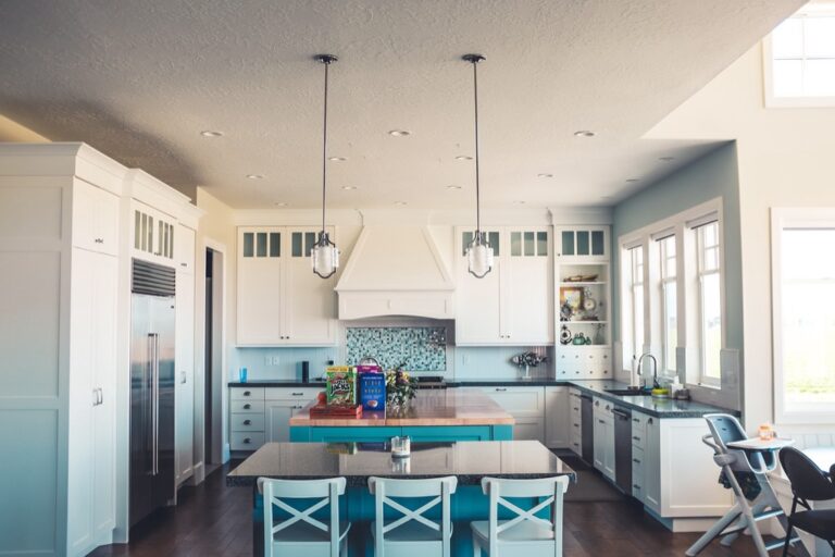 7 Furniture Ideas for Enhancing Poolside Dining Experiences That Create Resort-Style Magic