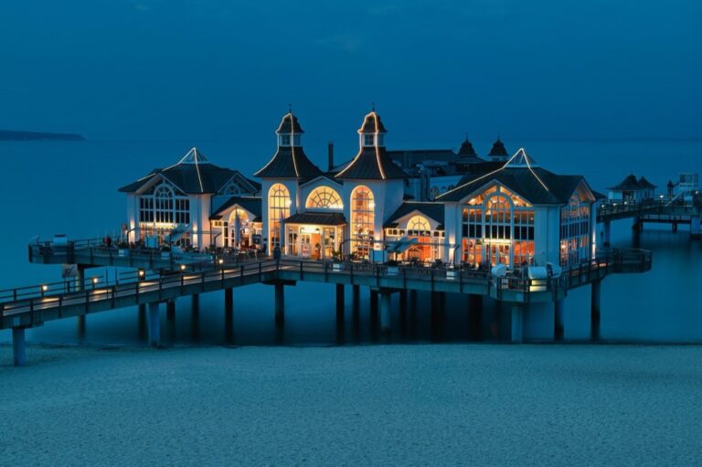 7 Best Local Food Options Near Beach Parking Locals Keep Secret
