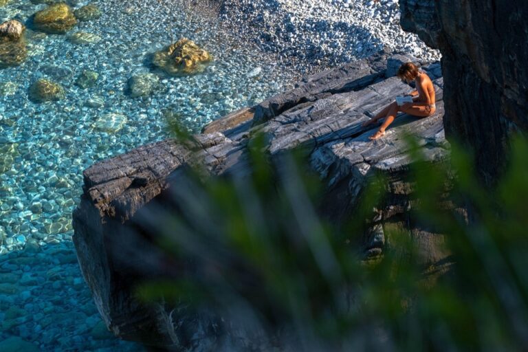 8 How to Create a Quiet Beach Reading Nook Tips Locals Swear By