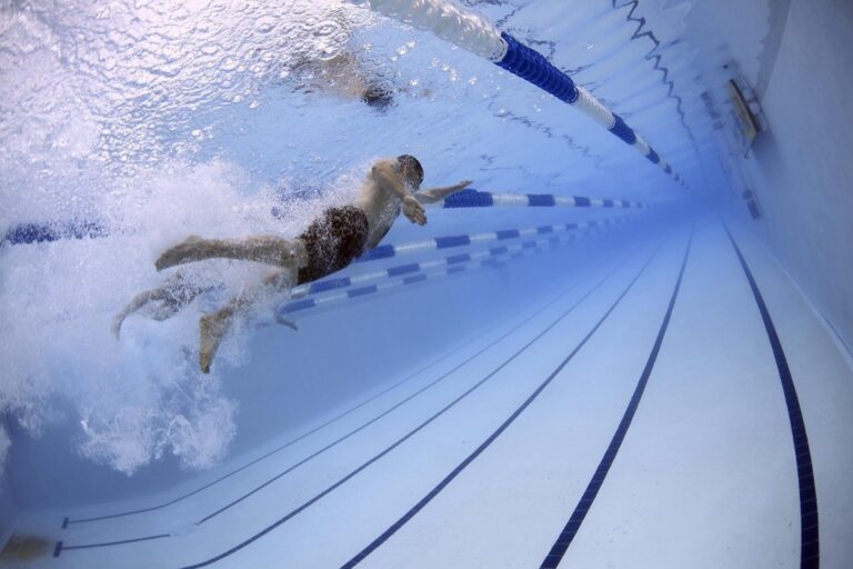 6 Tips for Staying Warm Between Swims in Chilly Weather That Pros Use