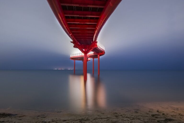 7 Ideas for Creative Light Installations for Beach Areas That Transform Coastlines