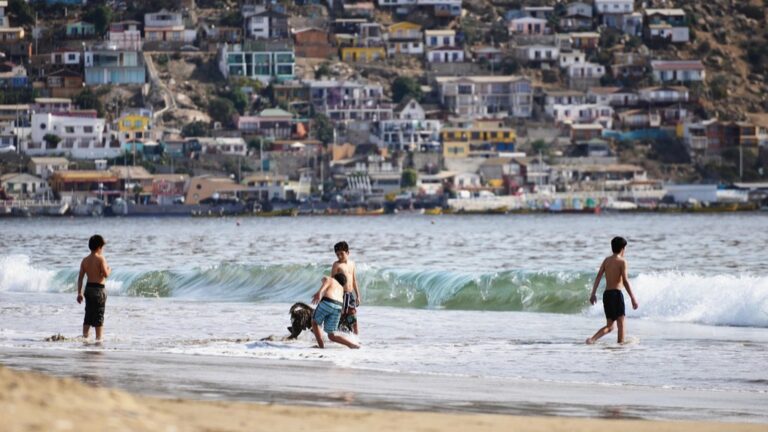 7 Fun Group Water Games for the Beach That Build Family Bonds