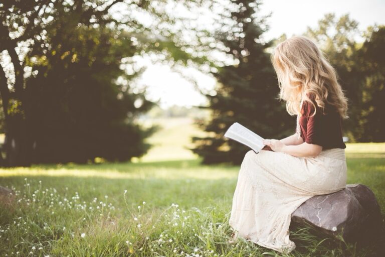 6 Techniques for Reading While Floating That Pool Pros Swear By