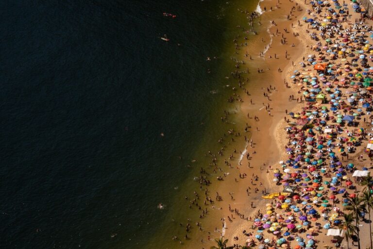 7 Creative Ideas to Stay Cool at the Beach That Locals Swear By