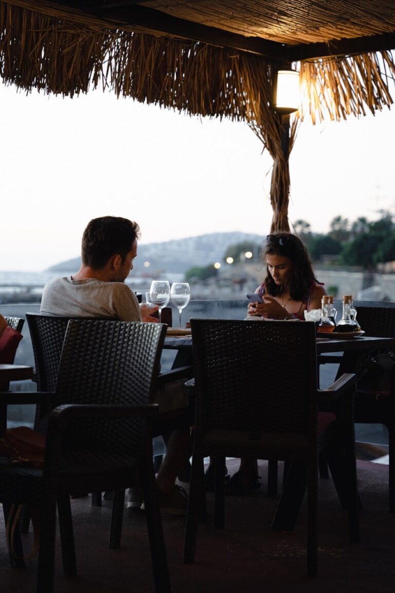 7 Ideas for Planning Romantic Beach Outings With Tide Schedules