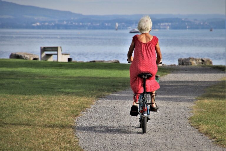 7 Safe Water Recreation Ideas for Seniors at the Beach That Doctors Recommend
