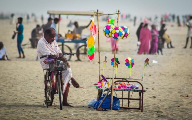 7 Essential Products for a Beach Vendor Gear Checklist That Maximize Profits