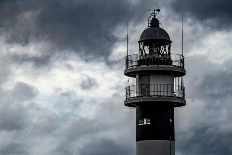 8 How to Effectively Anchor a Boat During a Storm Tips That Save Lives