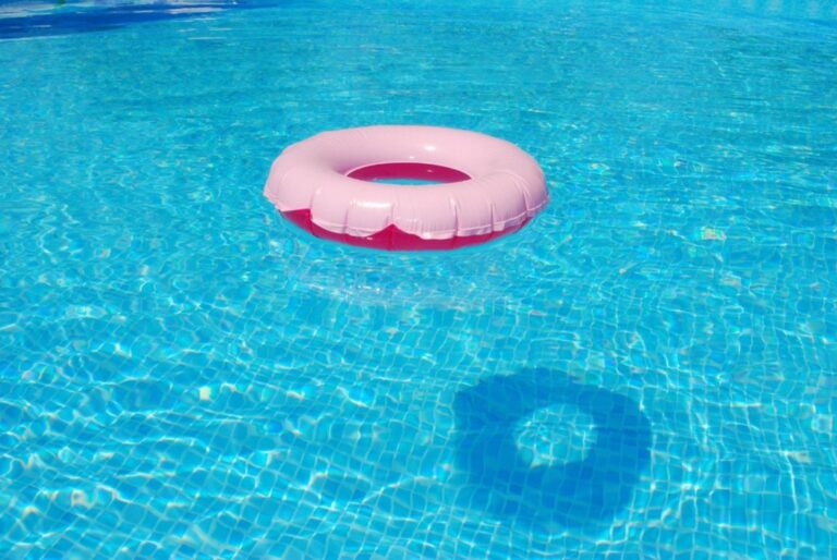 7 Ways to Secure Inflatable Water Toys in Windy Conditions