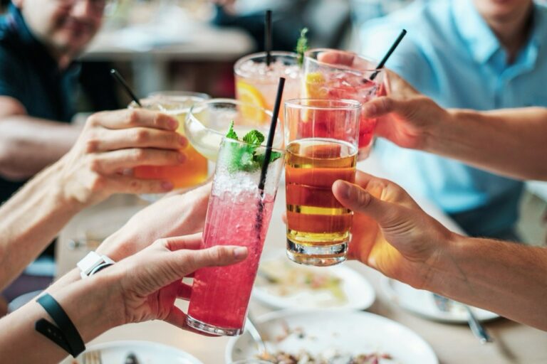 7 Creative Beach Cocktail Ideas for Parties That Wow Every Guest