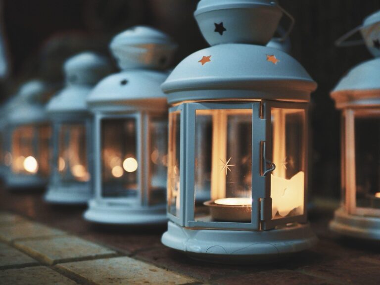 7 Ideas for Creating a Themed Lighting Experience Around Water That Transform Any Space