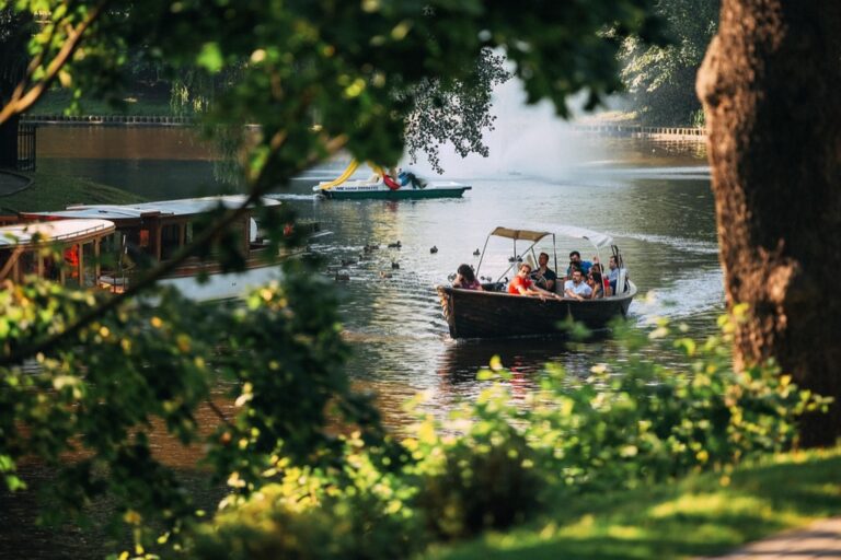 7 Best Family-Friendly Boat Rental Options at Lakes That Every Parent Should Know