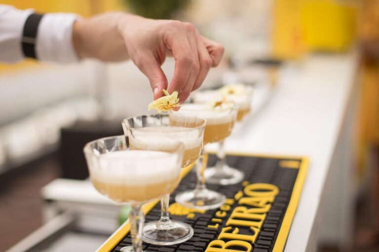 7 Ideas for Enhancing Your Poolside Bar with Chemistry That Create Magic
