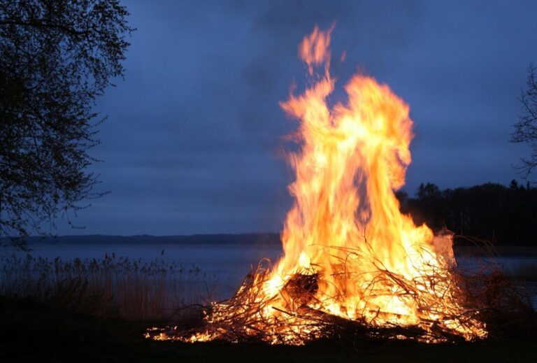 7 Rules for Fire Pit Etiquette at Beach Gatherings That Protect Everyone