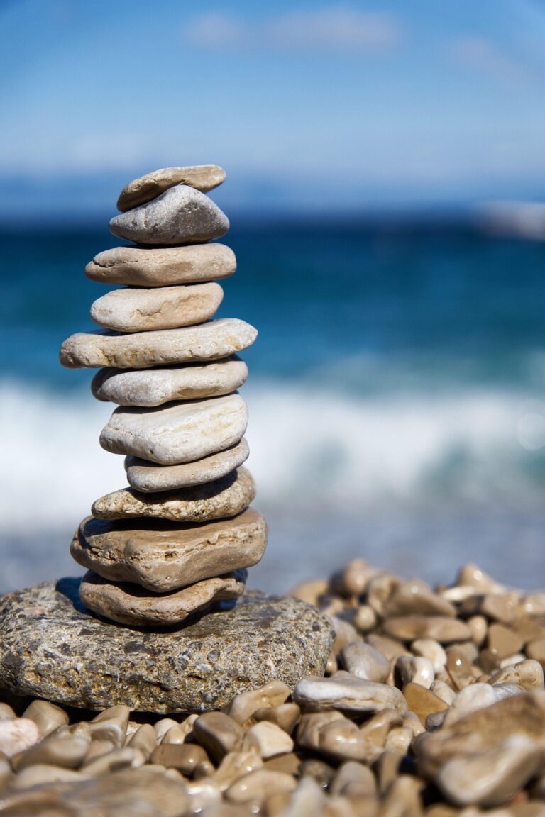 7 Benefits of Beach Meditation in Different Weather Conditions