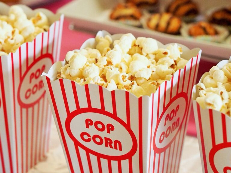 7 Tips for Hosting Poolside Movie Nights That Create Magic