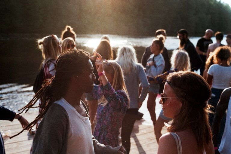 5 Tips for the Art of Conversation During Pool Events That Break Ice