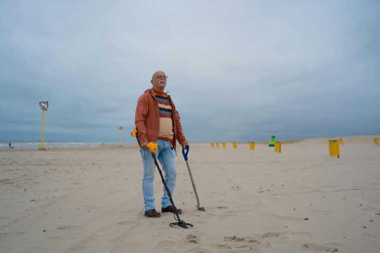 7 Seasonal Beach Metal Detecting Strategies That Locals Keep Secret